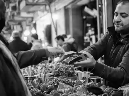 Global Payments US37940X1028 dokumentarische Schwarzweiß Reportage einer kontaktlosen Kartenzahlung am städtischen Marktstand - Foto: THN