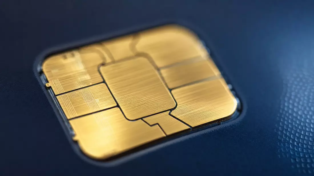 Makro goldener EMV-Chip auf dunkelblauer Karte mit Zahlungstechnologie, Global Payments US37940X1028