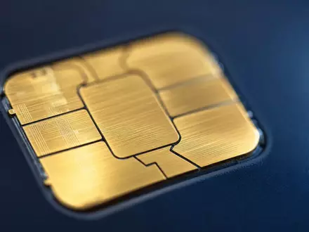 Global Payments US37940X1028 Makro Detailaufnahme eines goldenen EMV Chips auf dunkelblauer Zahlungskarte - Foto: THN