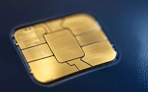 Global Payments US37940X1028 Makro Detailaufnahme eines goldenen EMV Chips auf dunkelblauer Zahlungskarte - Foto: THN