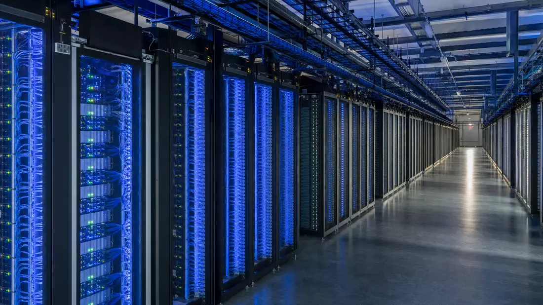 Modernes Rechenzentrum mit blauen LED-Server-Racks für Web-Hosting-Dienste