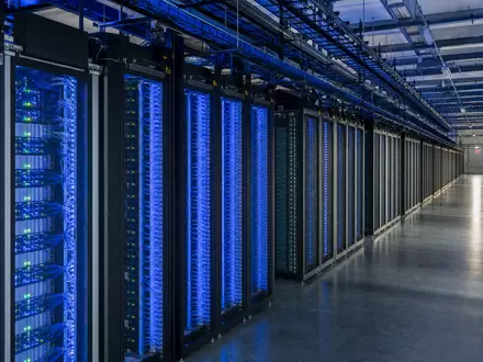 GoDaddy Inc. betreibt moderne Rechenzentren mit beleuchteten Server Racks weltweit, ISIN US3802371076 - Foto: THN