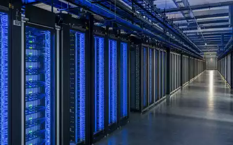 GoDaddy Inc. betreibt moderne Rechenzentren mit beleuchteten Server Racks weltweit, ISIN US3802371076 - Foto: THN
