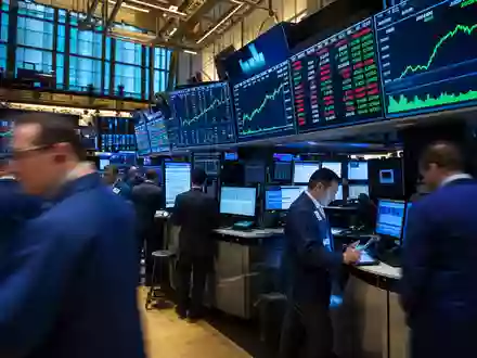 GoDaddy Inc. Aktien am NYSE Handelsparkett mit Tech Sektor Charts, ISIN US3802371076 - Foto: THN