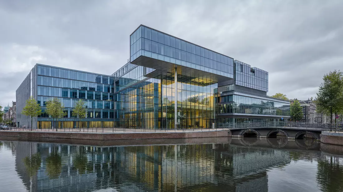 Modernes Glas-Bankgebäude am Amsterdamer Kanal, ING Groep N.V