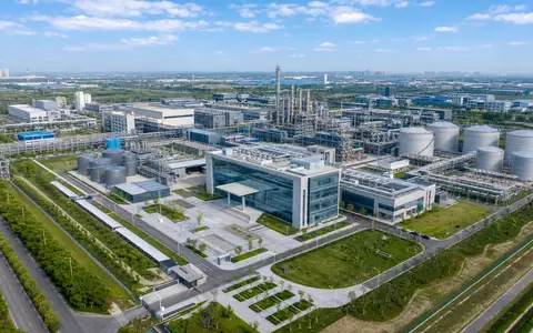 International Flavors & Fragrances US4595061015 moderner Chemiepark Architektur-Render mit Glaskubus und Industrietanks - Foto: THN