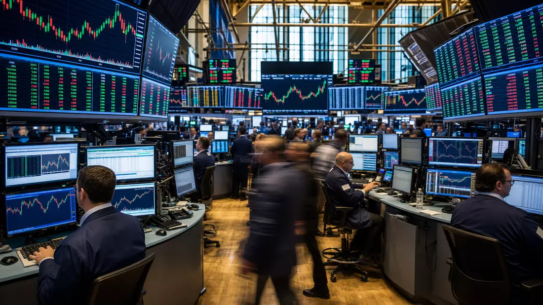 Redaktionelles Foto des NYSE-Börsenparkettsaals mit Händlern und Kursbildschirmen