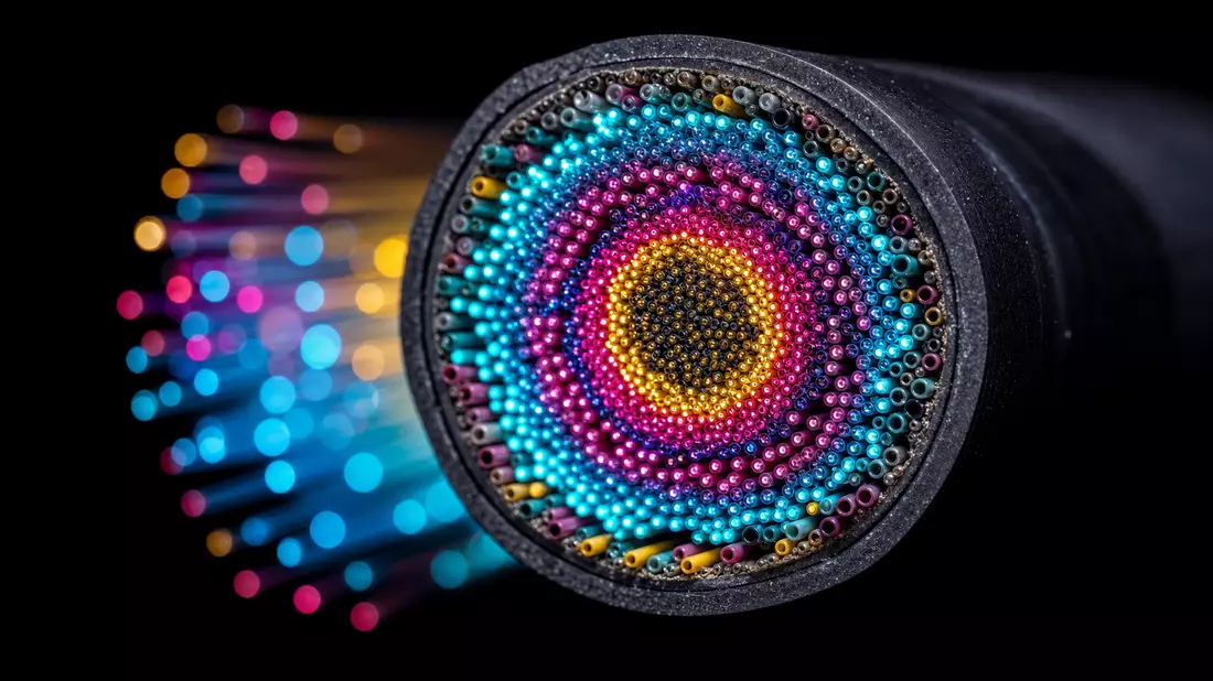 Extreme Makroaufnahme eines Glasfaserkabels mit bunten Lichtpunkten