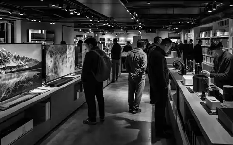 Ceconomy AG Elektronikhandel DE0007257503 dokumentarische Schwarzweiß-Reportage im Fachmarkt mit Kunden und Geräten - Foto: THN