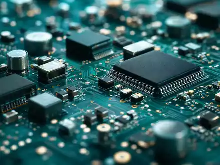 Ceconomy AG DE0007257503 Makro-Detailaufnahme einer grünen Platine mit goldenen Lötpunkten und Mikrochips - Foto: THN