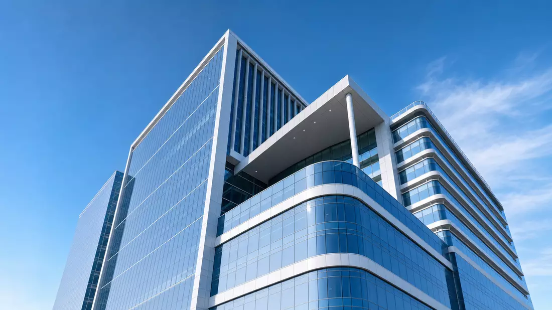 CGI-Architekturvisualisierung eines modernen Glashochhauses im Healthcare-Sektor, blauer Himmel, Froschperspektive
