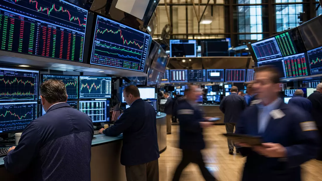 NYSE-Handelssaal mit Brokern an Terminals, Candlestick-Charts auf großen Monitoren, dynamische Börsenstimmung