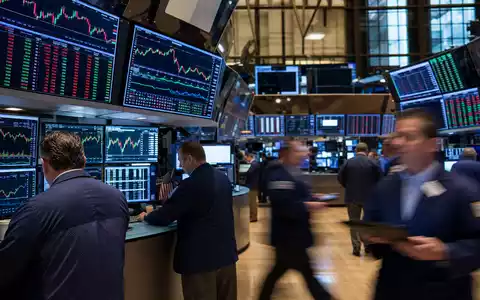 Centene Corp. Aktie US15133V1035 am NYSE gehandelt, Börsensaal mit Kursmonitoren und aktiven Tradern - Foto: THN