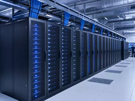 CDW Corp. betreibt modernes Rechenzentrum mit Serverreihen und IT-Infrastruktur für ISIN US1258961002 - Foto: THN