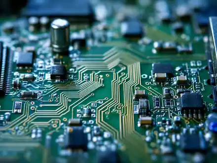 CDW Corp. Makroaufnahme einer Netzwerkplatine mit goldenen Kupferleiterbahnen und Chips, ISIN US1258961002 - Foto: THN