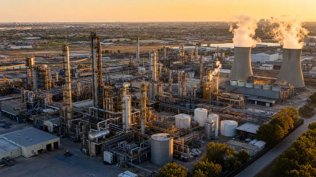 Luftaufnahme einer großen Spezialchemie-Produktionsanlage bei Sonnenuntergang in Irving Texas