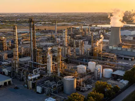 Celanese Corp. Chemieanlagengelände in Irving Texas mit Destillationstürmen und Kühltürmen fotografiert US1510201049 - Foto: THN