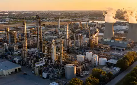Celanese Corp. Chemieanlagengelände in Irving Texas mit Destillationstürmen und Kühltürmen fotografiert US1510201049 - Foto: THN