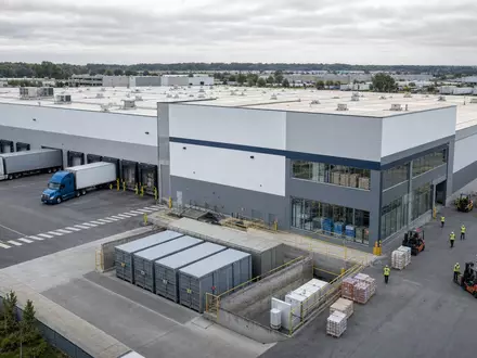 Cencora Inc. betreibt US15135B1017 ein großes Pharmadistributionszentrum mit Lastwagen Gabelstaplern und täglicher Medikamentenlogistik - Foto: THN
