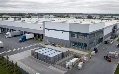 Cencora Inc. betreibt US15135B1017 ein großes Pharmadistributionszentrum mit Lastwagen Gabelstaplern und täglicher Medikamentenlogistik - Foto: THN
