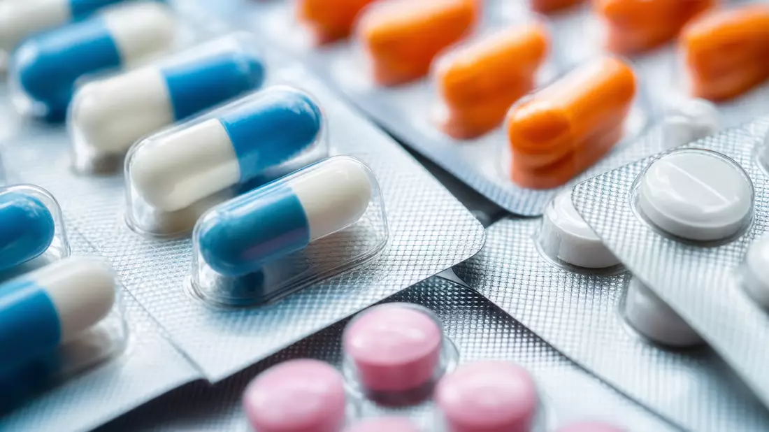 Extreme Makrofotografie von Blisterpackungen mit bunten Kapseln und Tabletten in Nahaufnahme