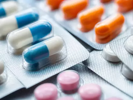 Cencora Inc. Pharmadistribution US15135B1017 in extremer Makrofotografie bunter Medikamentenblisterpacks und farbiger Kapseln - Foto: THN