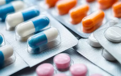 Cencora Inc. Pharmadistribution US15135B1017 in extremer Makrofotografie bunter Medikamentenblisterpacks und farbiger Kapseln - Foto: THN