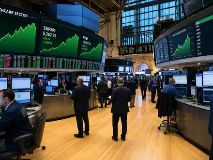 Cencora Inc. NYSE-Börsenparkett US15135B1017 mit Brokern Händlern und grünen Healthcare-Sektor-Charts auf großen Digitalbildschirmen - Foto: THN