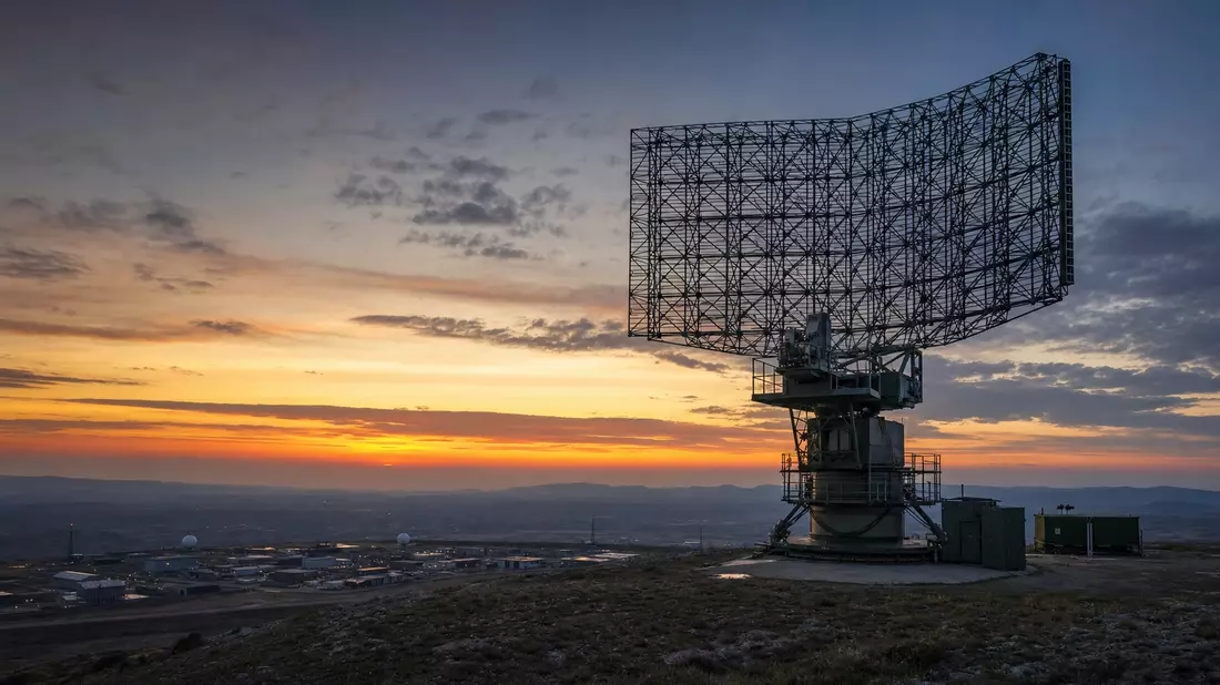 Großes Radarsystem von Hensoldt AG bei Sonnenuntergang auf Berghügel
