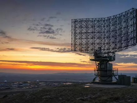 Hensoldt AG Radarsystem auf Hügel bei Sonnenuntergang fotografiert, ISIN DE000HAG0005 Rüstungselektronik Deutschland - Foto: THN