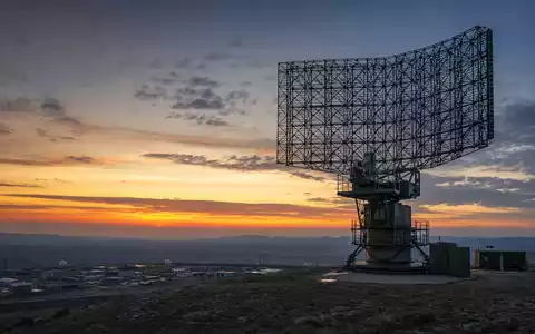 Hensoldt AG Radarsystem auf Hügel bei Sonnenuntergang fotografiert, ISIN DE000HAG0005 Rüstungselektronik Deutschland - Foto: THN