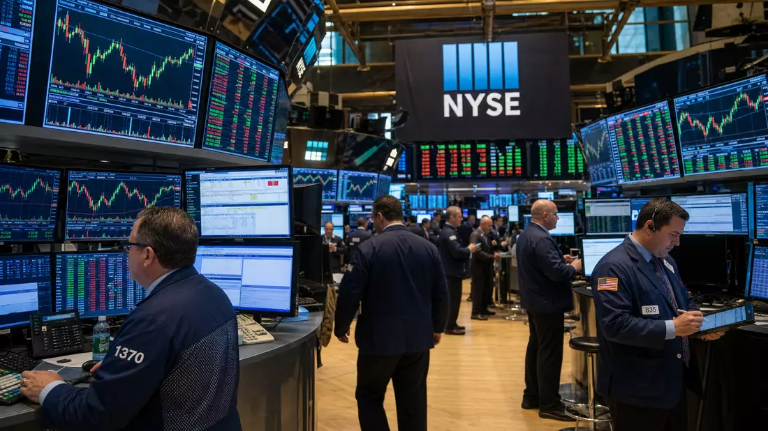 NYSE-Börsenparkettszene mit Händlern und Monitoren mit Kurscharts des Gesundheitssektors