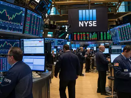 Henry Schein US42548G1040 wird an der NYSE gehandelt, Editorial-Foto des Börsenparkett mit Healthcare-Charts - Foto: THN
