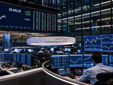 Heidelberger Druckmaschinen DE0007314007 Frankfurter Börse Xetra-Handelsraum mit DAX-Anzeigetafel und Händlern an Monitoren - Foto: THN