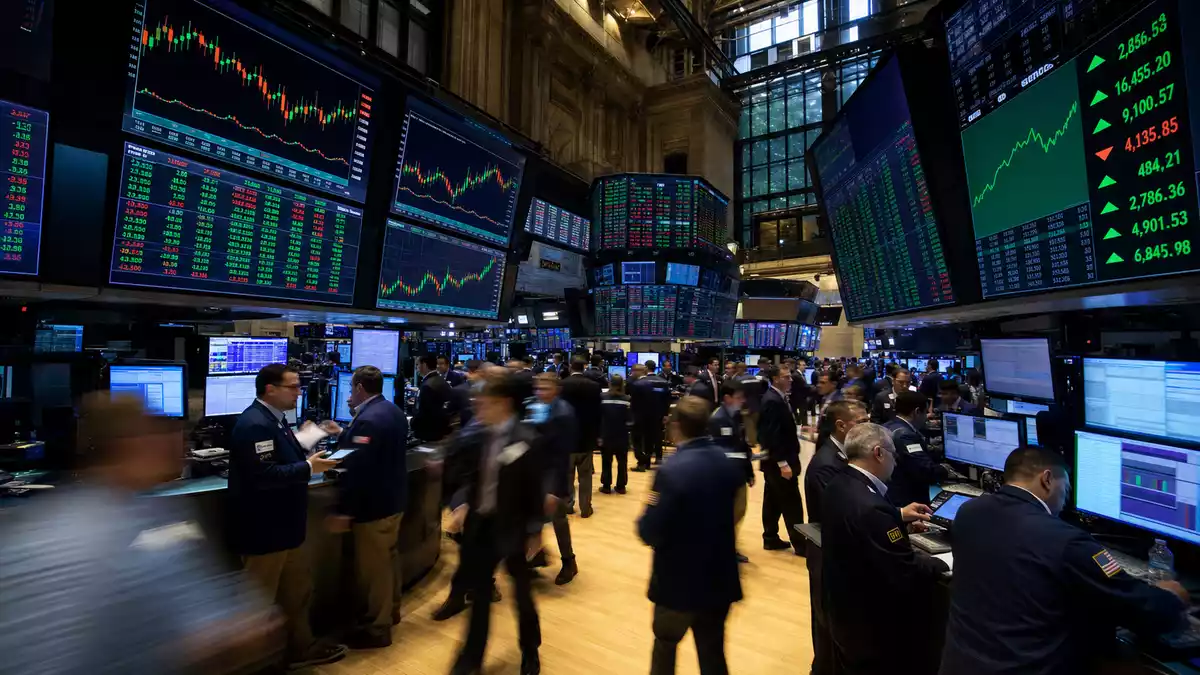 NYSE-Tradingfloor mit REIT-Kurscharts für Healthpeak Properties US42226K1051, Händler in Bewegungsunschärfe