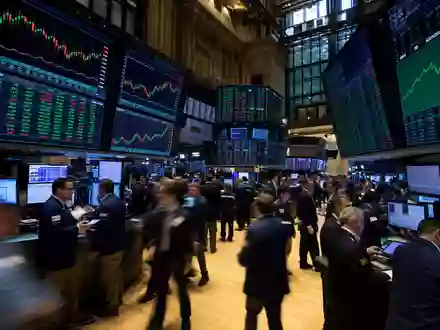 Healthpeak Properties US42226K1051 zeigt NYSE-Tradingfloor mit Healthcare-REIT-Kursdiagrammen und aktiven Händlern in Bewegungsunschärfe - Foto: THN