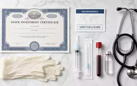 Becton Dickinson Investment Flatlay mit ISIN Karte US0718131099 und medizinischen Instrumenten auf Marmor - Foto: THN