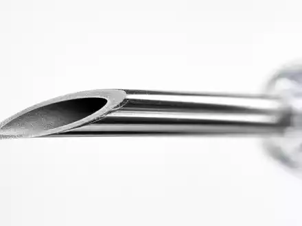 Becton Dickinson Hypodermic Nadel in extremer Makro Detailaufnahme, Präzisionsmedizin Aktie US0718131099 NYSE - Foto: THN