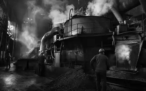 Befesa S.A. dokumentarisch festgehalten beim Betrieb schwerer Industriemaschinen für Metallrecycling, ISIN LU1704650164 - Foto: THN