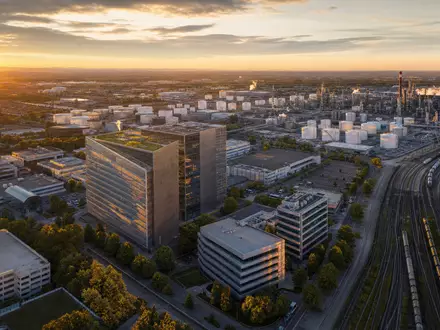 Berkshire Hathaway (B) als diversifizierter Konzern mit ISIN US0846707026 – Luftaufnahme Konglomerat-Campus - Foto: THN