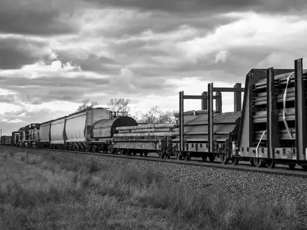 Berkshire Hathaway (B) Güterzug ISIN US0846707026 – Schwarzweiß-Reportage einer Frachtbahn im amerikanischen Midwest - Foto: THN