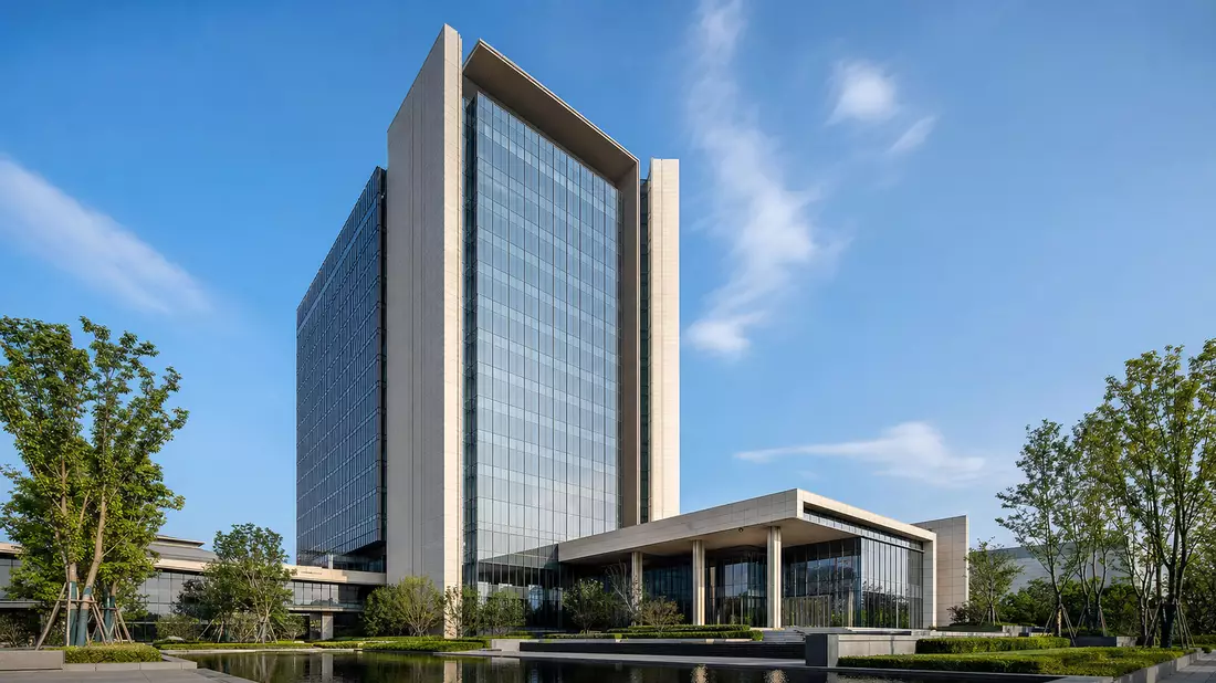 Architektonisches CGI-Render eines modernen Konzernhochhauses mit Glasfassade und Park