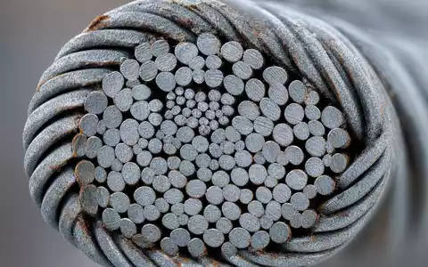 Berkshire Hathaway (B) Industriematerial ISIN US0846707026 – extreme Makroaufnahme eines industriellen Stahlkabel-Querschnitts - Foto: THN