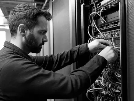 Bechtle AG zeigt in SW-Reportage einen IT-Techniker bei der Server-Wartung in professionellem Rechenzentrum, DE0005158703 - Foto: THN