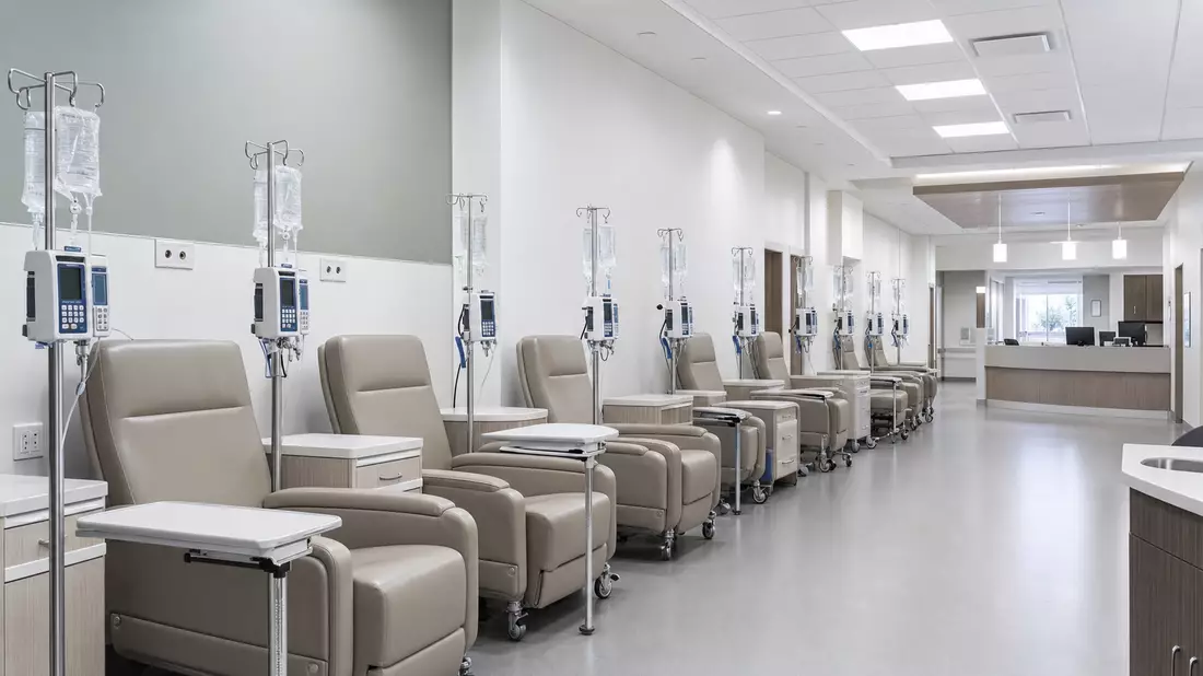 Moderner Infusionsraum mit IV-Pumpen und Tropfständern in einer Klinik