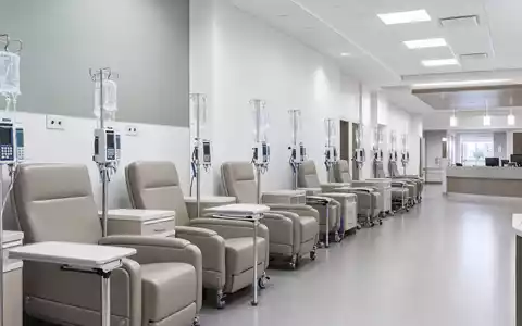 Baxter International Inc. betreibt moderne Infusionstherapie-Räume mit IV-Pumpen und sterilen US0673431090 Medizinprodukten weltweit - Foto: THN
