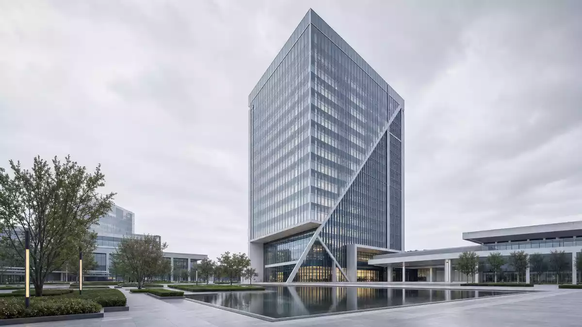 Modernes Glasfassaden-Firmenhochhaus mit Spiegelteich, architektonisches CGI-Render