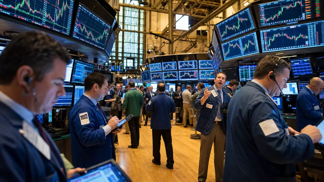 NYSE-Handelssaal mit Tradern und Tech-Aktien-Charts auf Großbildschirmen, Editorial-Foto