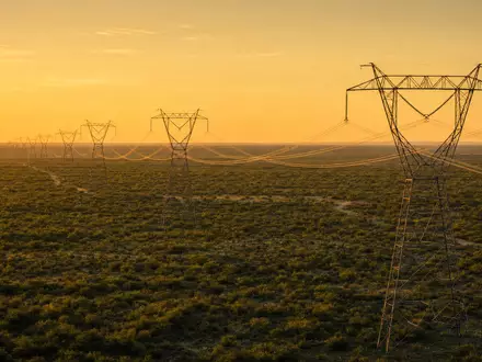 CenterPoint Energy Inc. Hochspannungsmasten bei Sonnenuntergang in der texanischen Ebene, ISIN US15189T1079 - Foto: THN
