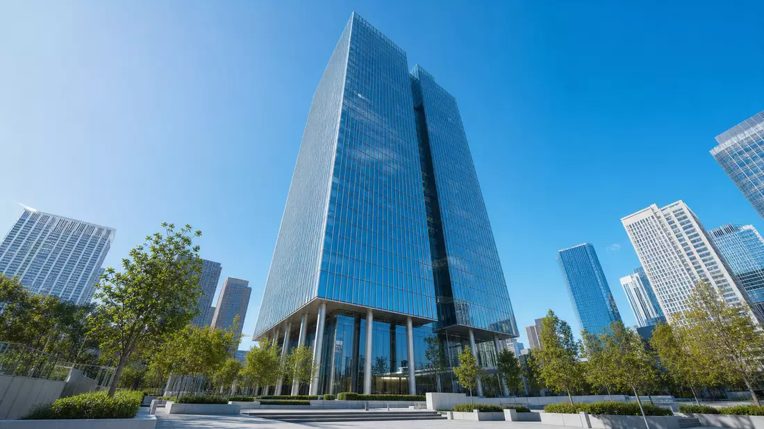Fotorealistisches CGI-Render eines modernen Glasfassaden-Wolkenkratzers mit Platz und Bäumen